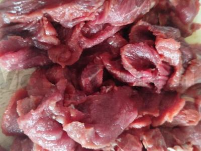 Troškinta jautiena su česnaku ir svogūnais Žingsnis 1