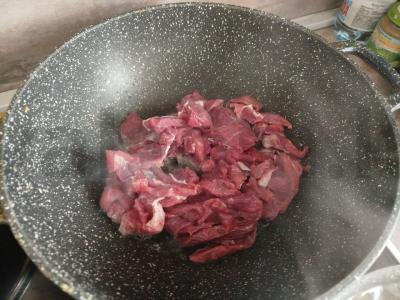 Troškinta jautiena su česnaku ir svogūnais Žingsnis 2