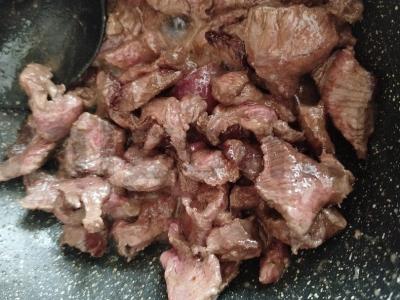 Troškinta jautiena su česnaku ir svogūnais Žingsnis 3