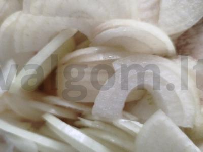 Troškinta jautiena su česnaku ir svogūnais Žingsnis 4