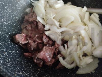 Troškinta jautiena su česnaku ir svogūnais Žingsnis 5