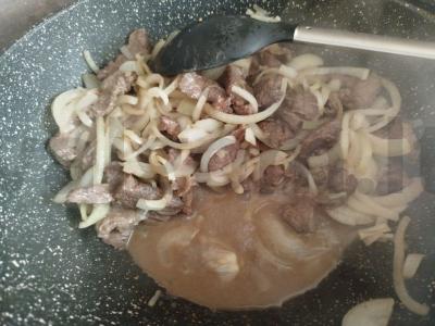 Troškinta jautiena su česnaku ir svogūnais Žingsnis 7