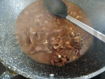 Troškinta jautiena su česnaku ir svogūnais Žingsnis 11