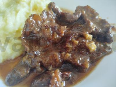 Troškinta jautiena su česnaku ir svogūnais pagrindine nuotrauka