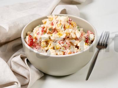 Krabų salotas su česnaku pagrindine nuotrauka