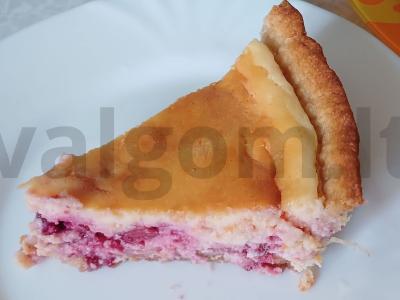 Grietinės pyragas su uogomis ir obuolių tyre pagrindine nuotrauka