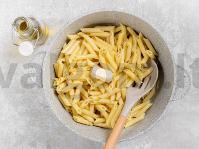 Kepta pasta su alyvuogėmis, sūriu ir varške Žingsnis 1