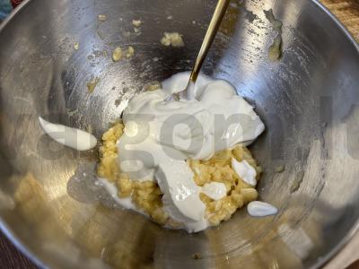 Bananų blynai vaikams be cukraus ir aliejaus Žingsnis 2