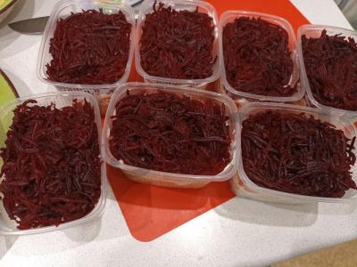 Porcijų salotas „Silkė po kailiu“ Žingsnis 5