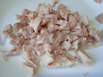 Rūkyta vištienos, konservuotų persikų ir kukurūzų salotas Žingsnis 1