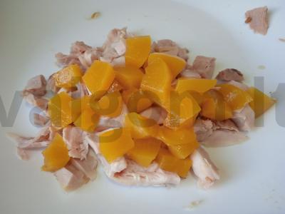 Rūkyta vištienos, konservuotų persikų ir kukurūzų salotas Žingsnis 2