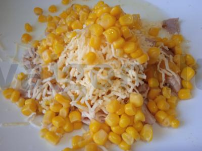 Rūkyta vištienos, konservuotų persikų ir kukurūzų salotas Žingsnis 4