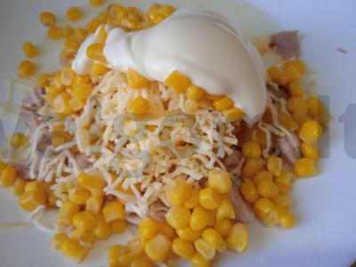 Rūkyta vištienos, konservuotų persikų ir kukurūzų salotas Žingsnis 5