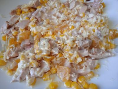 Rūkyta vištienos, konservuotų persikų ir kukurūzų salotas Žingsnis 6