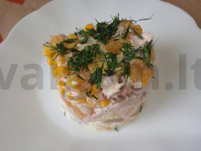 Rūkyta vištienos, konservuotų persikų ir kukurūzų salotas pagrindine nuotrauka