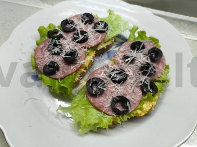 Sumuštiniai su dešra, alyvuogėmis ir parmezanu pagrindine nuotrauka