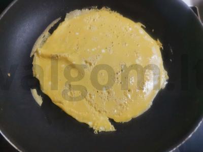 Apversti ritinėliai su lašiša, avokadu ir omletu Žingsnis 6