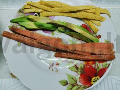 Apversti ritinėliai su lašiša, avokadu ir omletu Žingsnis 7