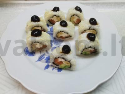 Apversti ritinėliai su lašiša, avokadu ir omletu pagrindine nuotrauka