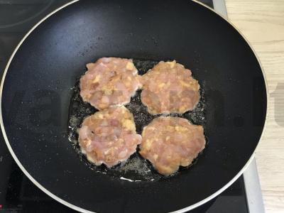 Smulkintos vištienos kotletai su baltu duona Žingsnis 4