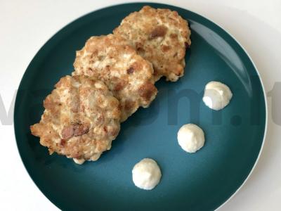 Smulkintos vištienos kotletai su baltu duona pagrindine nuotrauka