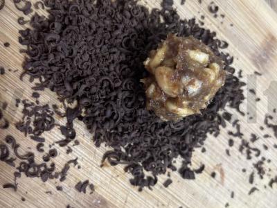 Žemės riešutų ir datulių saldainiai su šokolado drožlėmis Žingsnis 2