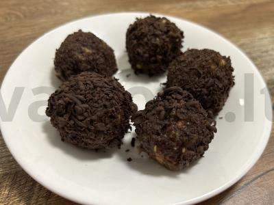 Žemės riešutų ir datulių saldainiai su šokolado drožlėmis pagrindine nuotrauka