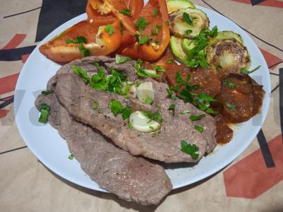 Kvapnus jautienos steikas „Minutka“ su keptomis daržovėmis pagrindine nuotrauka