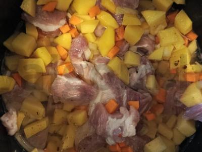 Bulvės su kiauliena lėtoje viryklėje Žingsnis 5