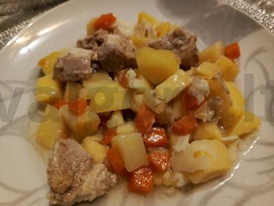 Bulvės su kiauliena lėtoje viryklėje pagrindine nuotrauka