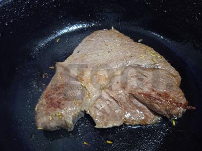 Jautienos steikas garstyčių marinate su rozmarinu ir baklažanų bei žaliųjų pupelių garnyru Žingsnis 7