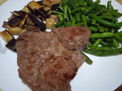 Jautienos steikas garstyčių marinate su rozmarinu ir baklažanų bei žaliųjų pupelių garnyru Žingsnis 8