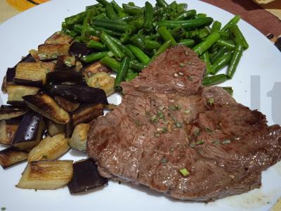 Jautienos steikas garstyčių marinate su rozmarinu ir baklažanų bei žaliųjų pupelių garnyru pagrindine nuotrauka