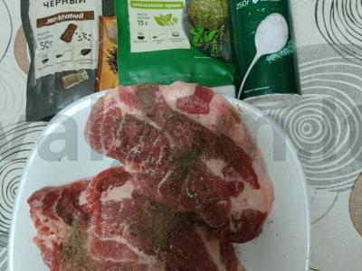 Kiaulienos sprandinė su Briuselio kopūstais oro grilyje Žingsnis 1