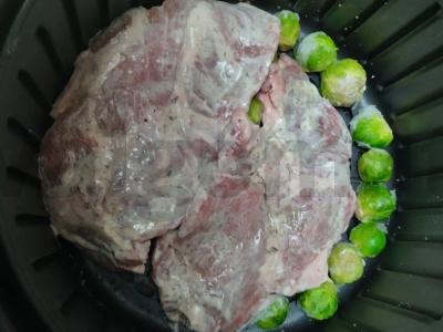 Kiaulienos sprandinė su Briuselio kopūstais oro grilyje Žingsnis 3