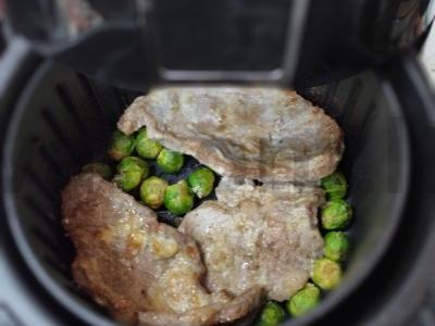 Kiaulienos sprandinė su Briuselio kopūstais oro grilyje Žingsnis 4