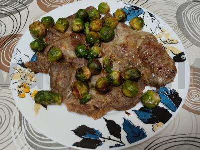 Kiaulienos sprandinė su Briuselio kopūstais oro grilyje pagrindine nuotrauka