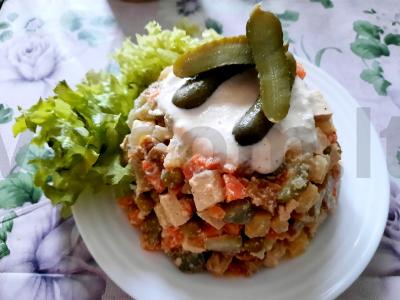 Veganiškas olivje su seitanu pagrindine nuotrauka