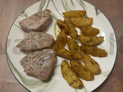 Tuno filė su kaimiškais bulvėmis pagrindine nuotrauka