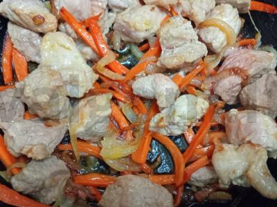 Plovas su kiaulienos guliašu, česnaku ir barbaru Žingsnis 4