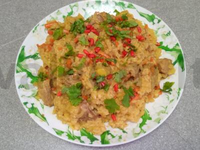 Plovas su kiaulienos guliašu, česnaku ir barbaru pagrindine nuotrauka