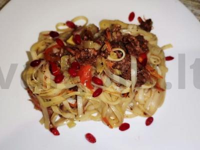 Udon su daržovėmis ir jautienos troškiniu pagrindine nuotrauka