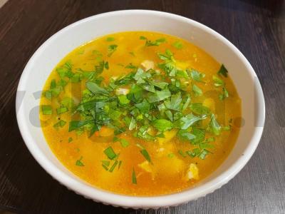 Vištienos ir petražolių sriuba su makaronais pagrindine nuotrauka