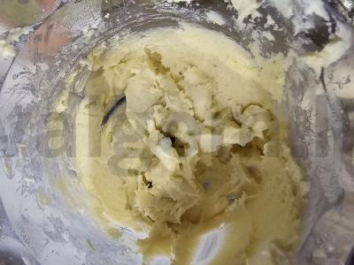 Vieniški vafliai su kefyru ir braškėmis Žingsnis 1