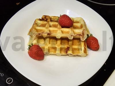 Vieniški vafliai su kefyru ir braškėmis Žingsnis 4