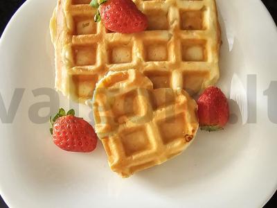 Vieniški vafliai su kefyru ir braškėmis pagrindine nuotrauka