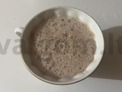 Tirštas šokoladinis pieno kokteilis su ledais pagrindine nuotrauka