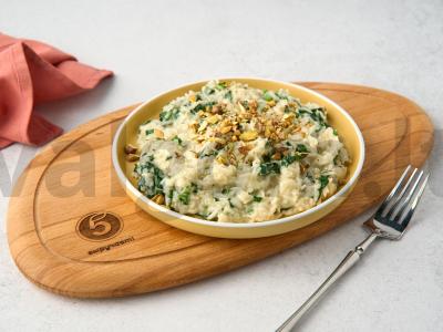 Risotto su špinatais ir sūriu pagrindine nuotrauka