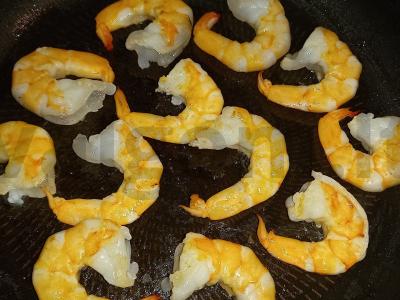 Tigro krevetės su tagliatelle makaronais pomidorų-grietinėlės padaže Žingsnis 3