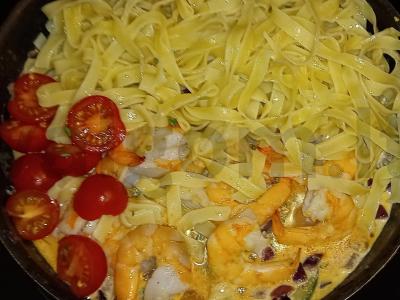 Tigro krevetės su tagliatelle makaronais pomidorų-grietinėlės padaže Žingsnis 12